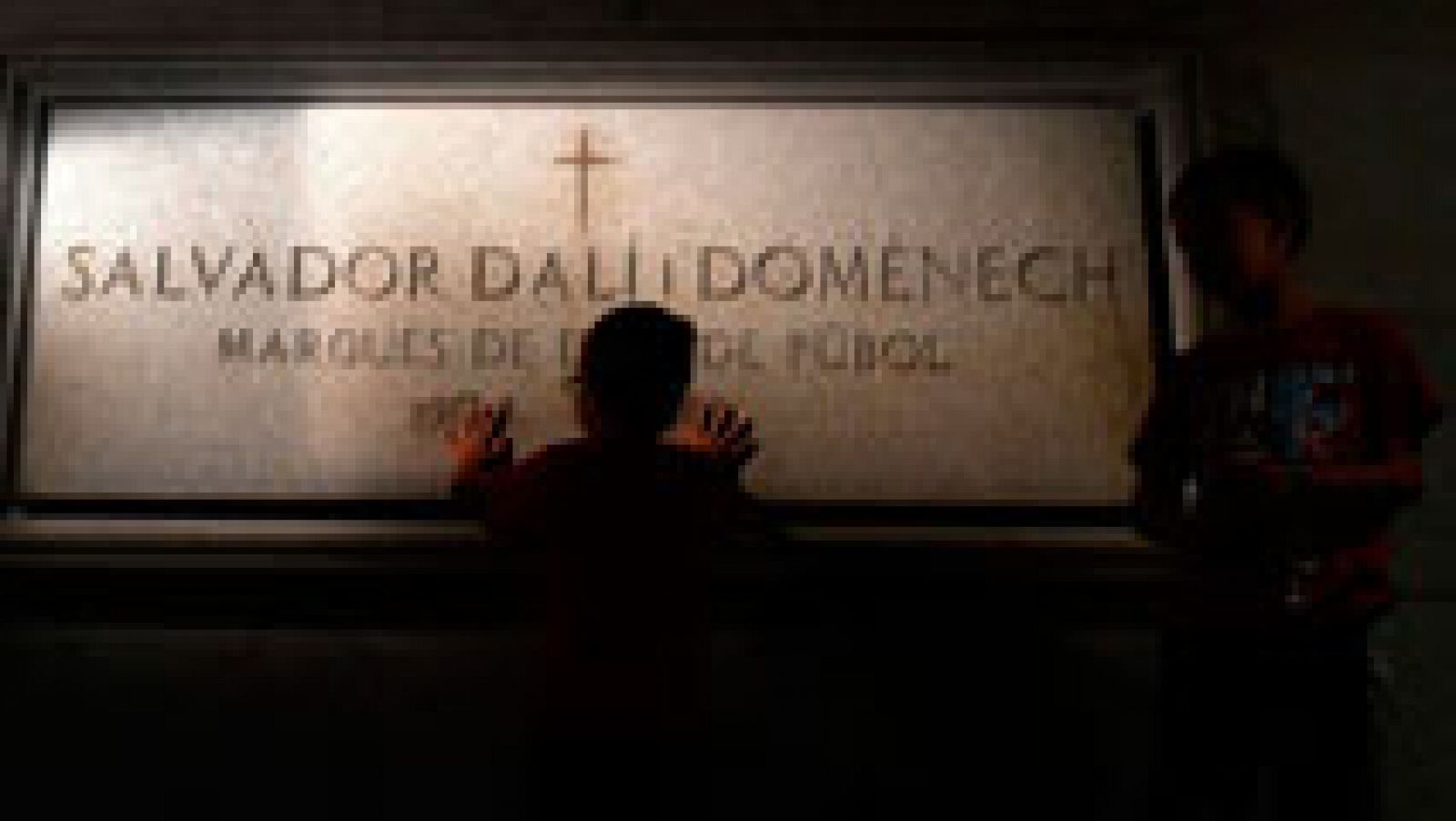 Máxima expectación ante la exhumación del cadáver del pintor Salvador Dalí.