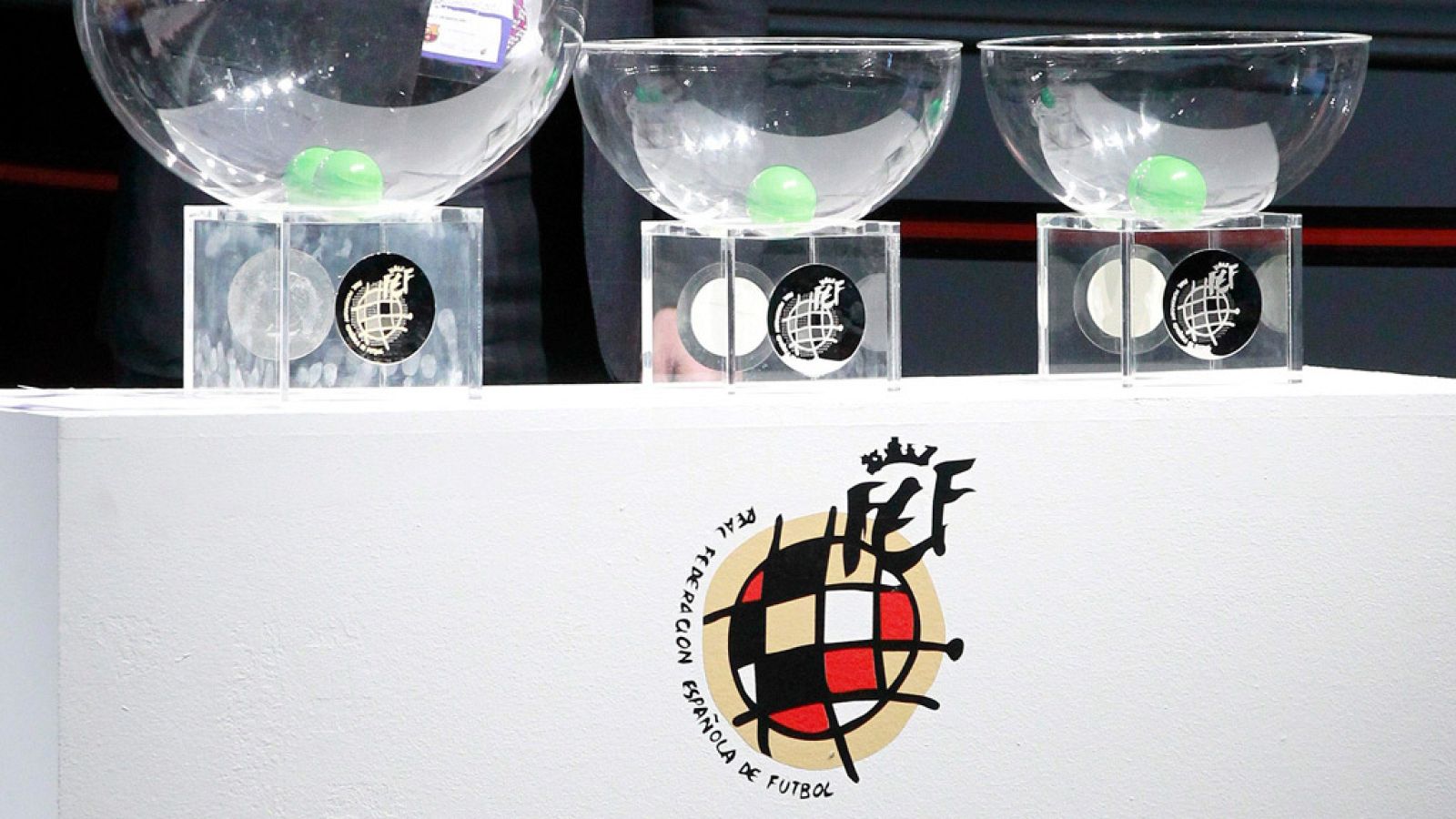 Deportivo y Betis serán los primeros rivales de Barcelona y Real Madrid en la Liga 2017-18, cuyo calendario se ha sorteado este viernes y que ha deparado los Clásicos para el 20 de diciembre y el 6 de mayo.