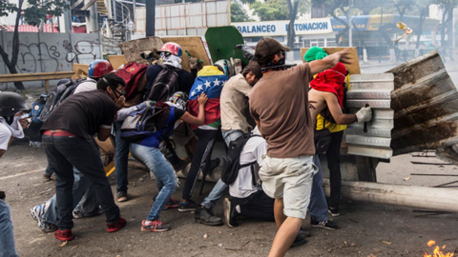 Telediario 1: Dos muertos y cientos de detenidos durante la huelga general en Venezuela | RTVE Play