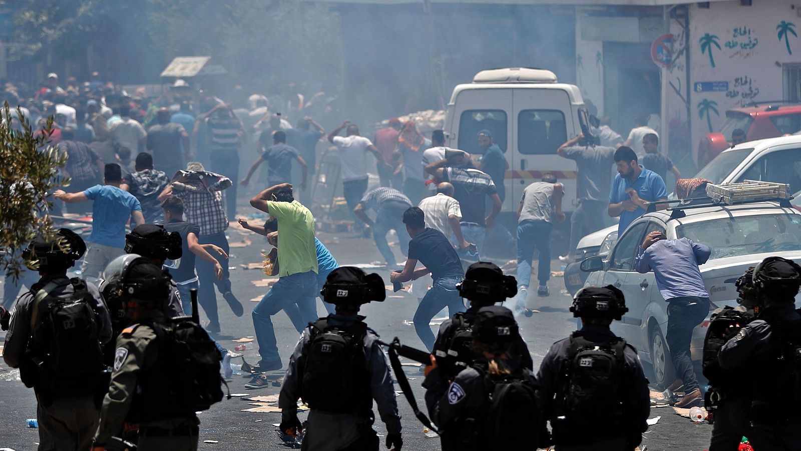 Telediario 1: Enfrentamientos entre palestinos y fuerzas israelíes por las restricciones en la Explanada de la Mezquitas | RTVE Play
