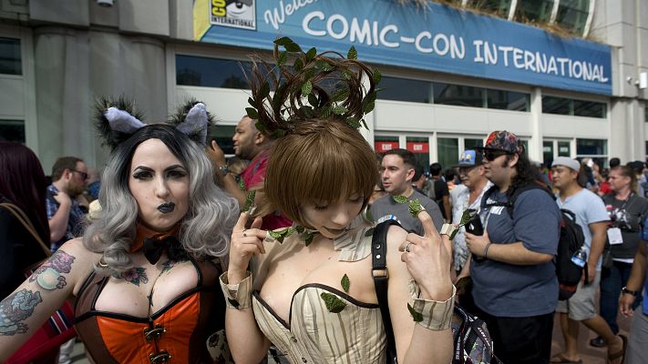 Miles de aficionados a los superhéroes acuden a la feria del Comic de San Diego