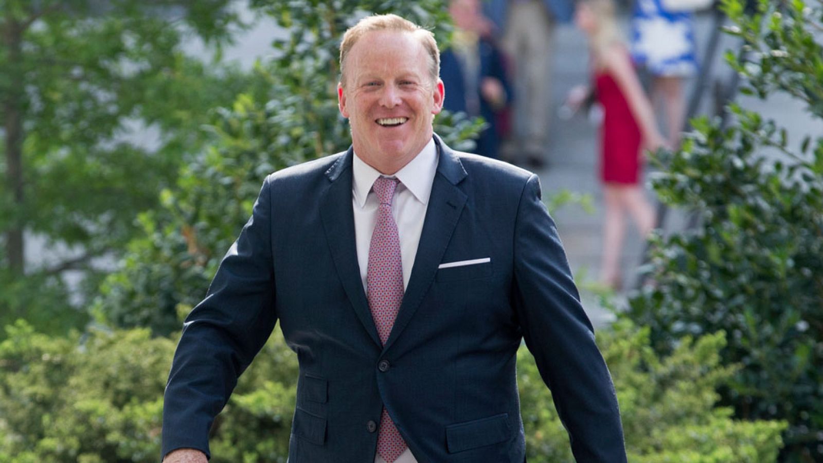 Dimite el portavoz de Donald Trump