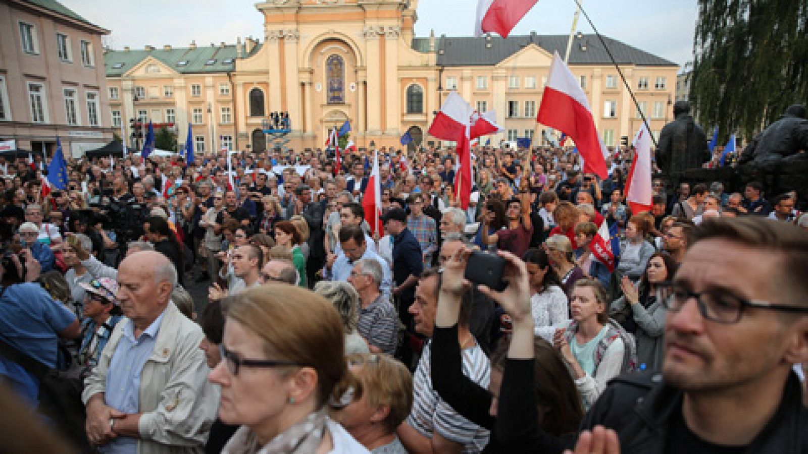 Telediario 1: El Senado polaco ha ratificado la reforma del Tribunal  | RTVE Play