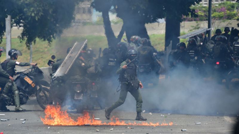 Una marcha de la oposición en Caracas desemboca en enfrentamientos con las fuerzas de seguridad