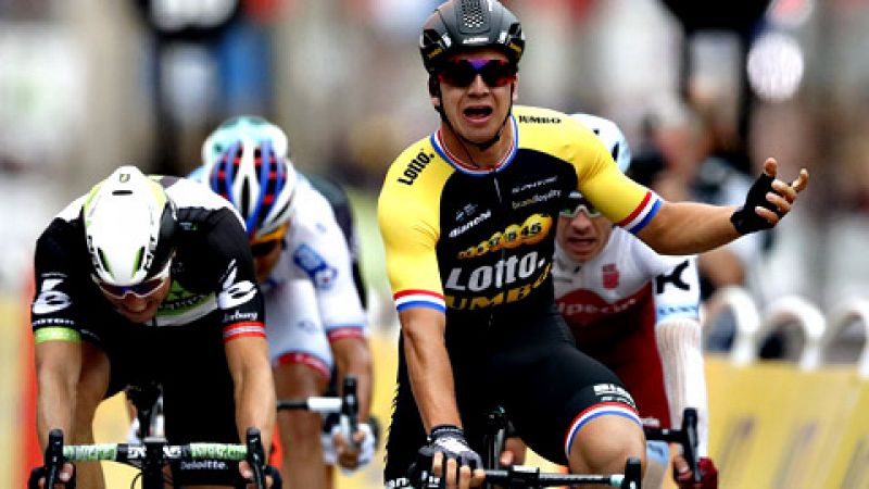 El holands Dylan Groenewegen se impuso en el sprint de prestigio de los Campos Elseos que cerr la 104 edicin del Tour de Francia, victorioso por cuarta vez para el britnico Chris Froome, por delante del colombiano Rigoberto Urn y del francs Ro