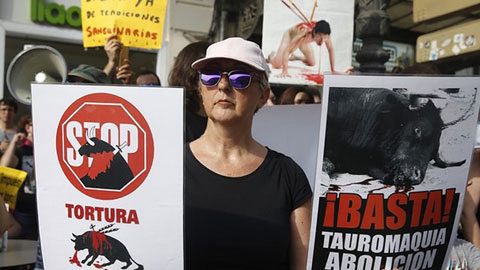 Telediario 1: El Parlamento balear aprueba una nueva ley que regula las corridas de toros en las islas | RTVE Play