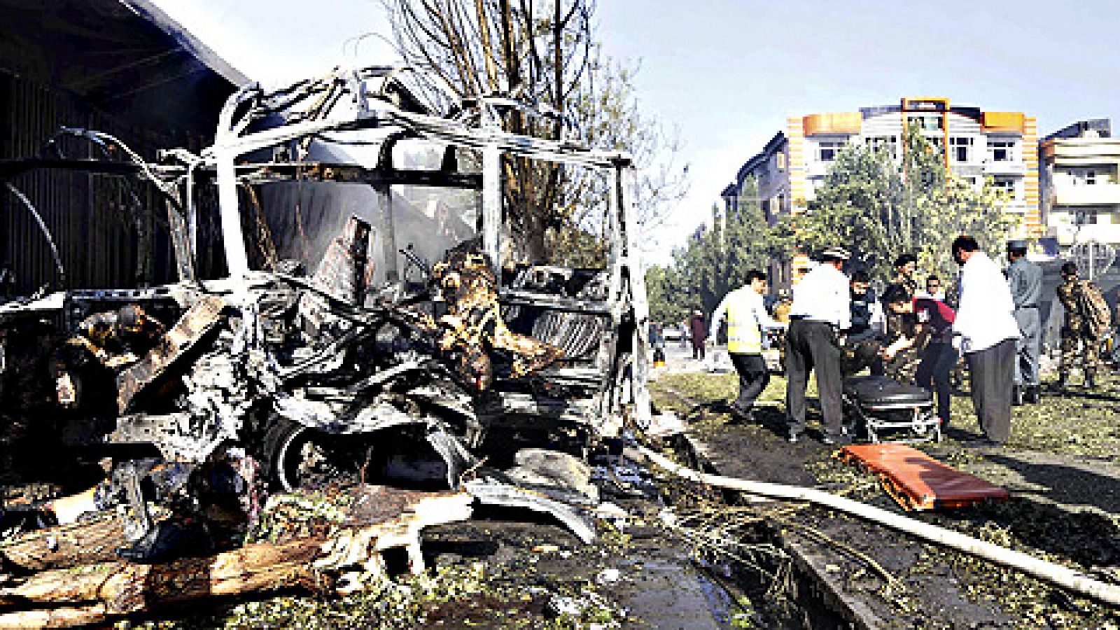 Telediario 1: Un atentado suicida contra un autobús deja una treintena de muertos en Kabul | RTVE Play