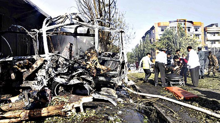 Un atentado suicida contra un autobús deja una treintena de muertos en Kabul