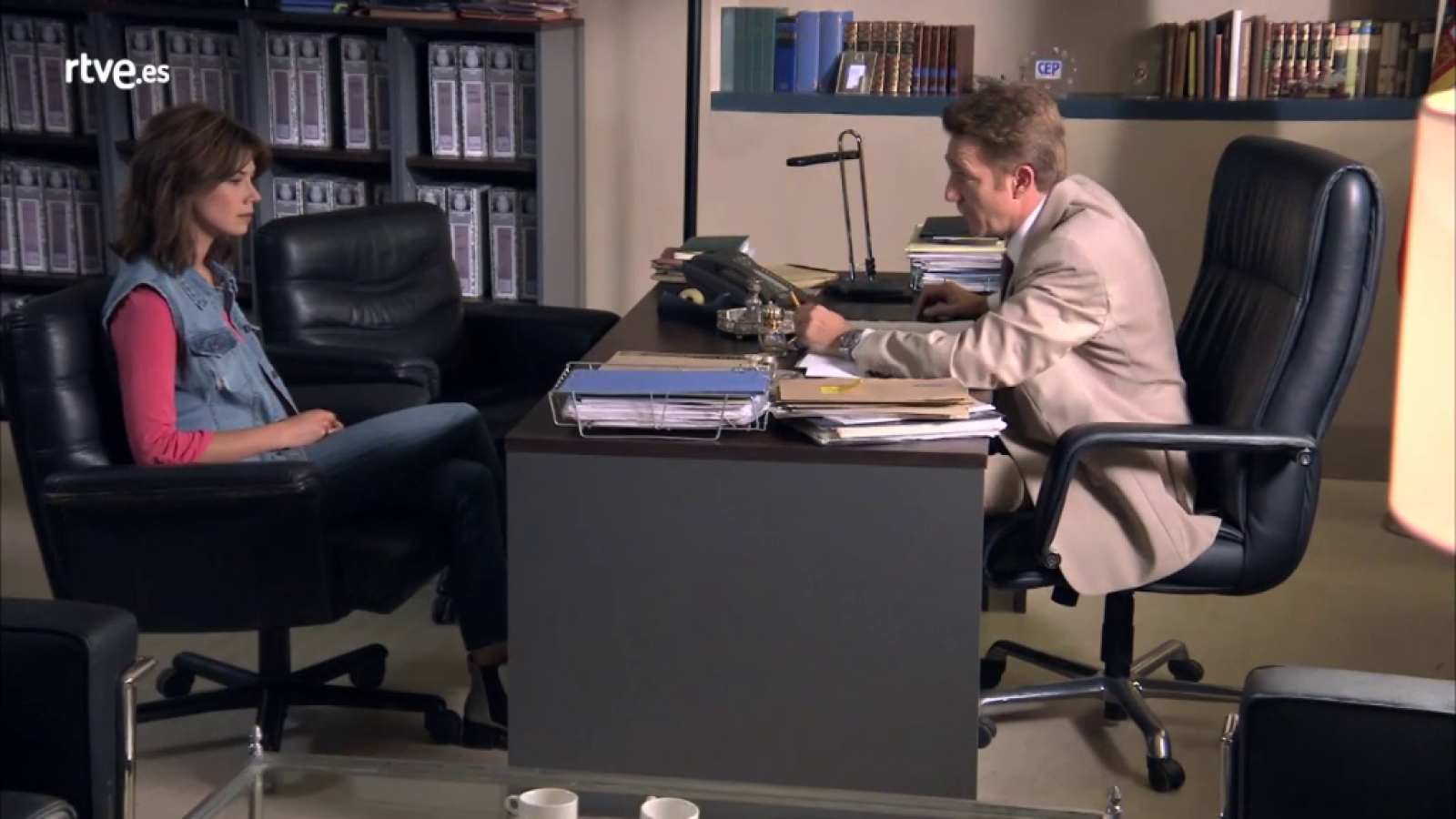 Servir y Proteger - El comisario sanciona a Alicia: "No quiero que vuelvas a la comisaría en una semana"