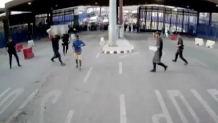 Informativo 24h - Un hombre hiere con un cuchillo a un policía en la frontera de Melilla al grito de "Alá es grande"