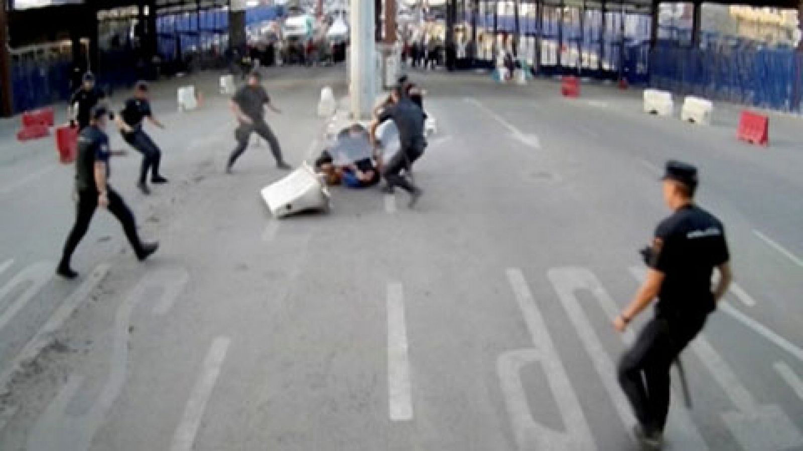 Detenido un hombre que hirió con un cuchillo a un policía en la frontera de Melilla