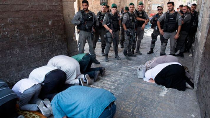 Israel comienza a retirar los detectores de metal pero los palestinos mantienen sus protestas