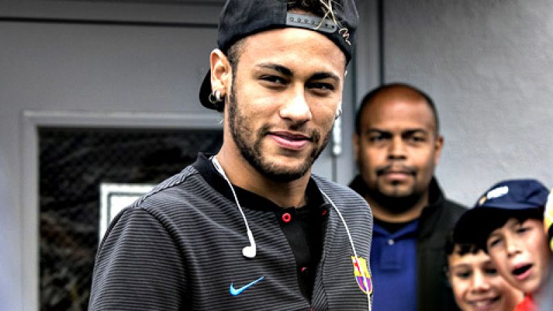 El entorno del delantero brasileño Neymar espera garantías del París Saint Germain (PSG) sobre la capacidad del club parisino de pagar su cláusula de rescisión de contrato del Barcelona sin exponerse a sanciones por parte de la UEFA en el marco del j
