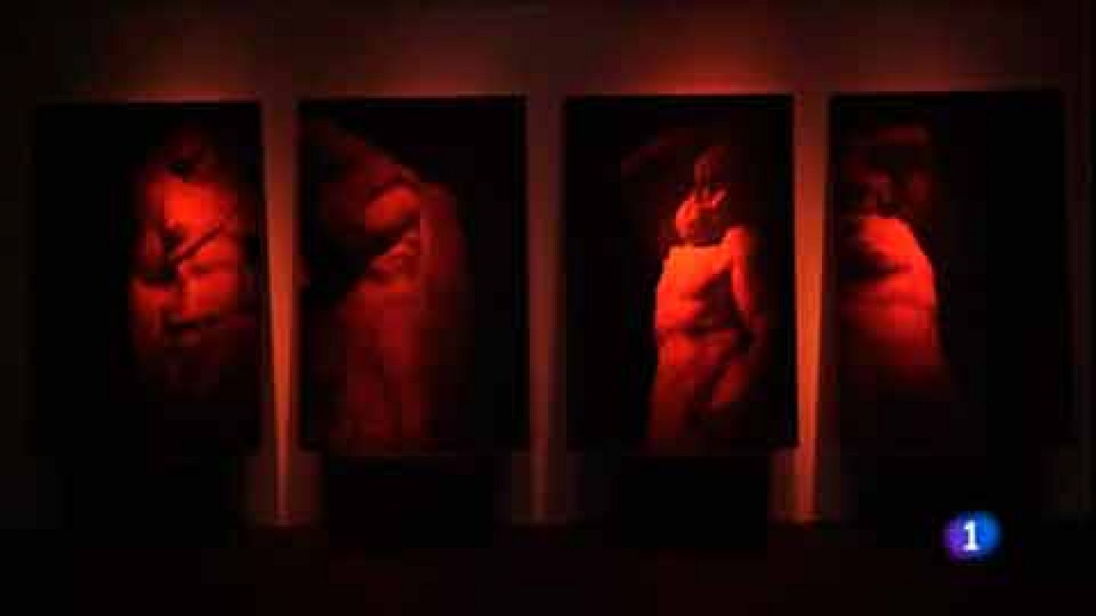 Fernando Maquieira muestra su guía nocturna de museos