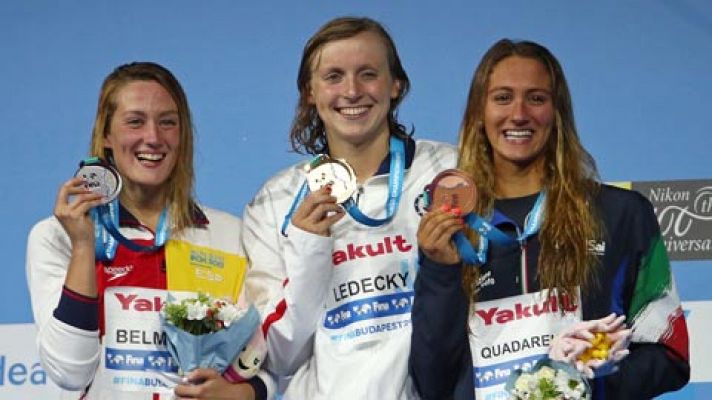 Mireia Belmonte luce su plata en el podio