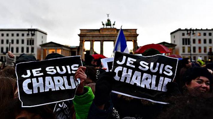 Telediario 1 - Una obra de teatro indaga en la viralidad del 'Je suis Charlie'