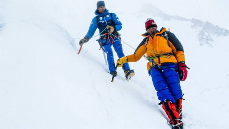 Tres montañeros españoles, Alberto Iñurrategi, Juan Vallejo y Mikel Zabalza, han rescatado a un montañero italiano que se encontraba atrapado a más de 7.000 metros de altura.
