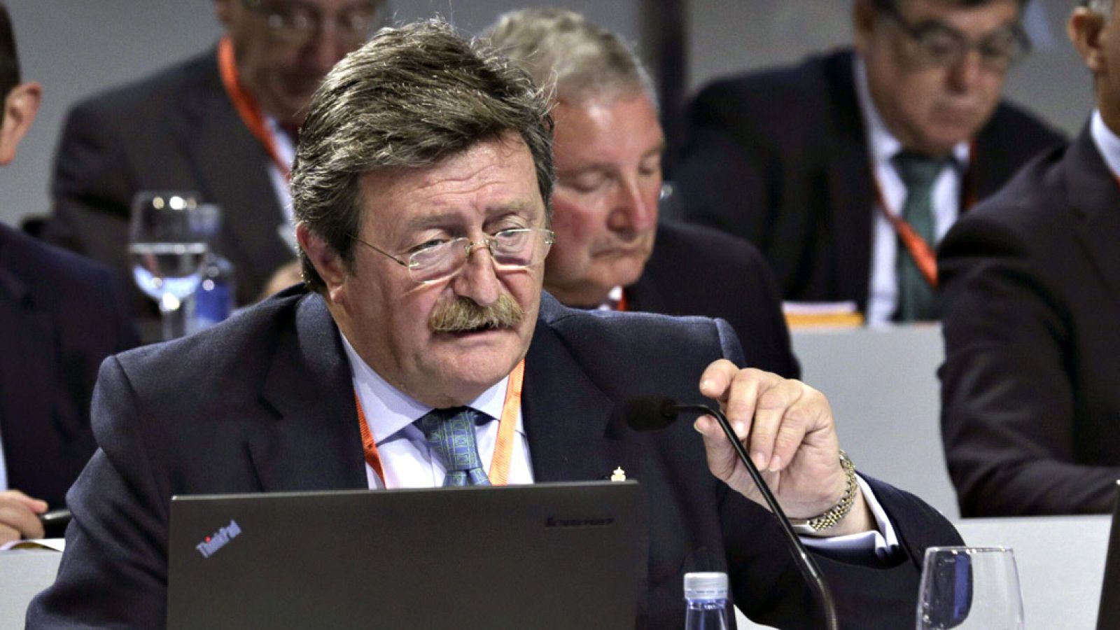 El presidente de la Federación Española de Fútbol (RFEF), Juan Luis Larrea, nombrado en sustitución de Ángel Villar -encarcelado la semana pasada por la operación 'Soule' y suspendido por el Consejo Superior de Deportes- aseguró tras la Asamblea Gene