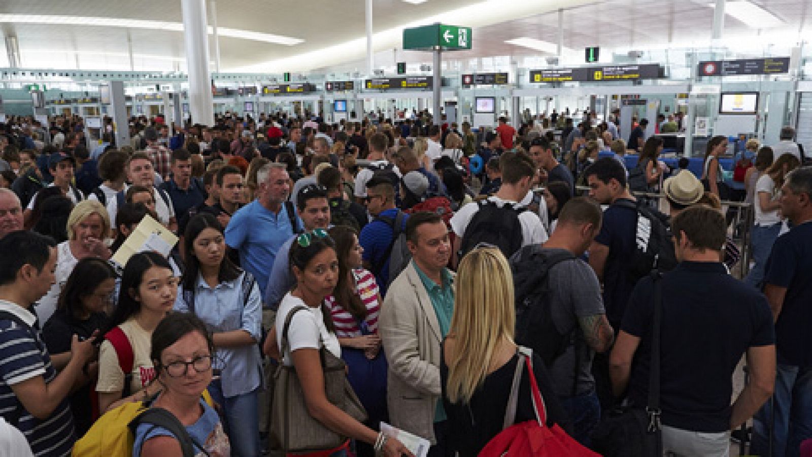 Telediario 1: Los nuevos terminales de control de pasaportes en los aeropuertos reducen los tiempos de espera | RTVE Play