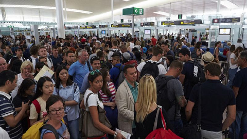 Los nuevos terminales de control de pasaportes en los aeropuertos reducen los tiempos de espera