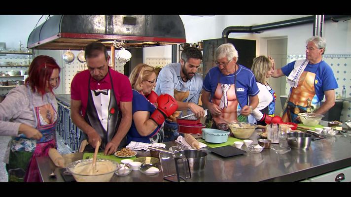 Hotel Romántico - Los huéspedes realizan un pastel suizo por parejas