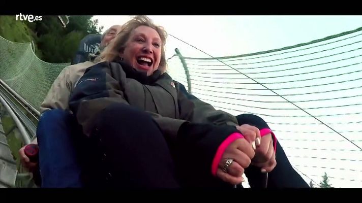 Hotel Romántico - Los huéspedes descienden al pueblo en tobogán