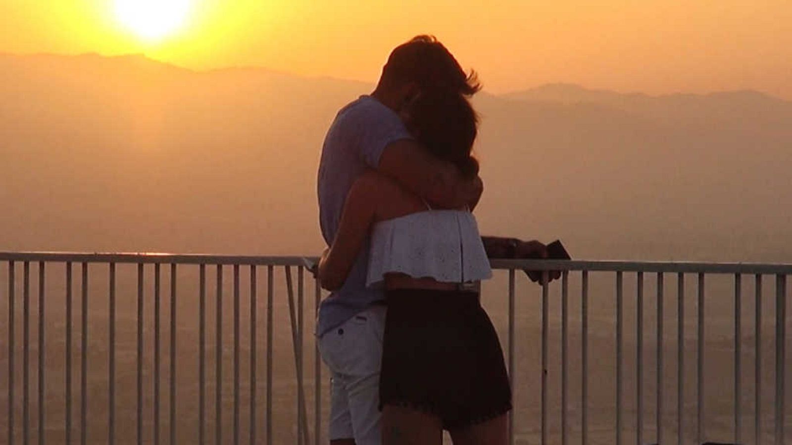 Comando al sol - Besos al raso - ver ahora