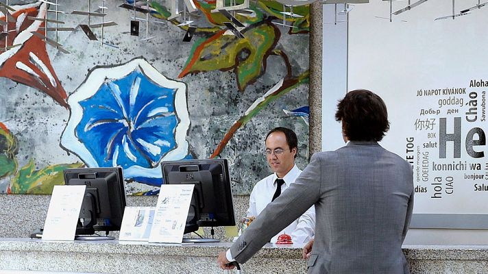 Telediario 1 - La cifra de desempleados baja de los cuatro millones por primera vez desde 2008