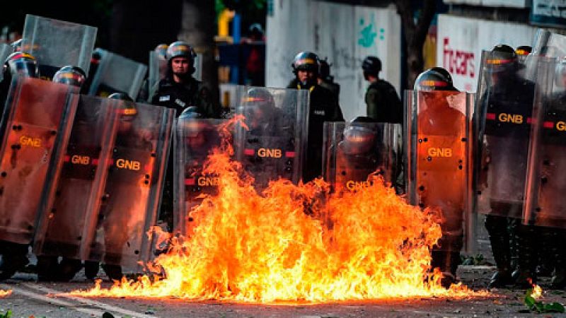 Crisis en Venezuela, tres muertos en los enfrentamientos entre opositores y la guardia nacional