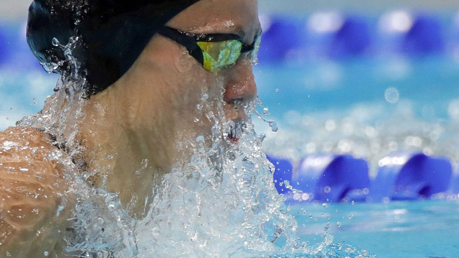 La española Jessica Vall se ha clasificado para la final de mañana de los 200 braza, después de conseguir el sexto mejor tiempo en las series de clasificación dominadas por la rusa Yulia Efimova (2:21.49).