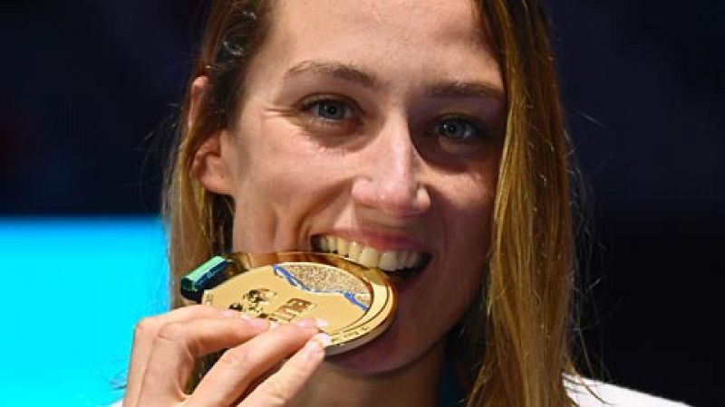 La nadadora española Mireia Belmonte se ha colgado el oro en el Mundial de Budapest en la prueba de 200 mariposa, con lo que ha logrado la triple corona, tras sumar la olímpica y europea.