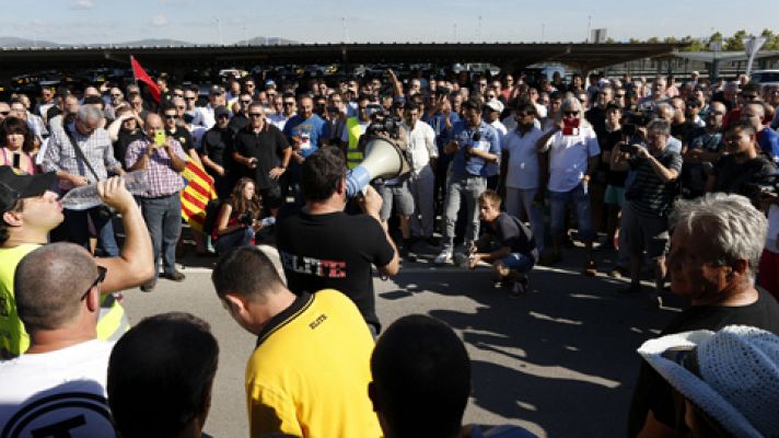 La huelga de taxistas colapsa Barcelona y Madrid