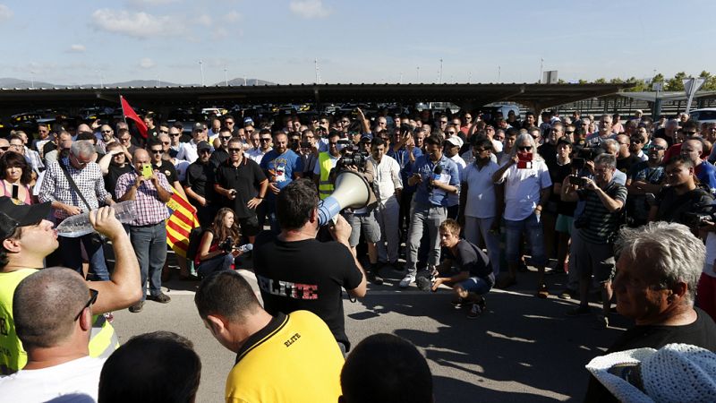 La huelga de taxistas colapsa Barcelona y provoca disturbios en Madrid