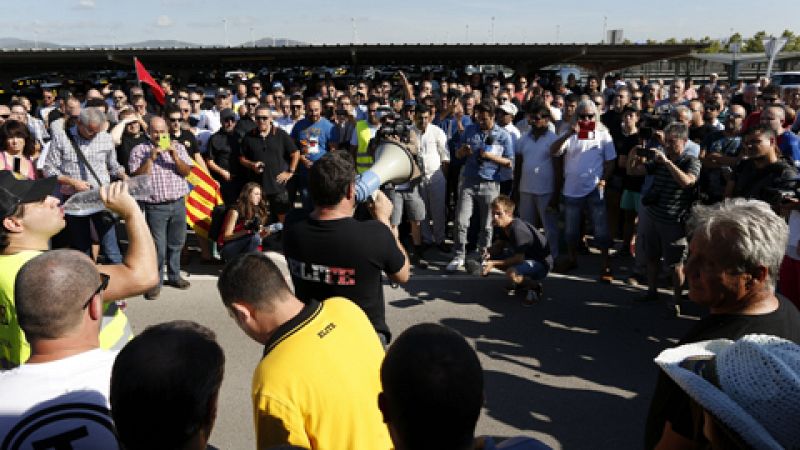 La huelga de taxistas colapsa Barcelona y provoca disturbios en Madrid