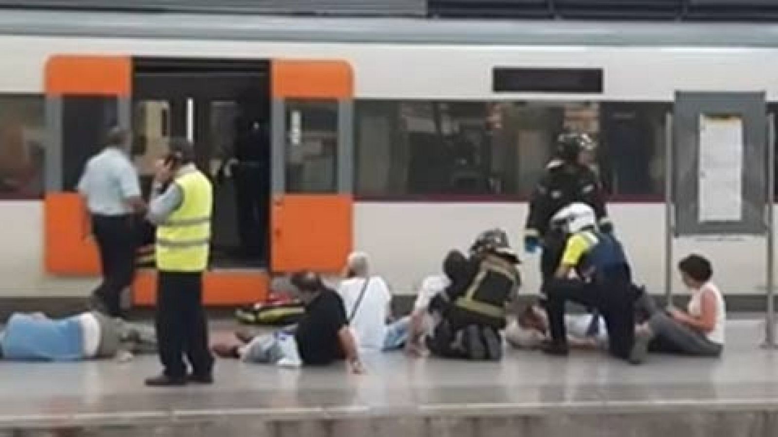 Telediario 1: Medio centenar de heridos, 5 graves, en un accidente de tren de Cercanías en Barcelona | RTVE Play