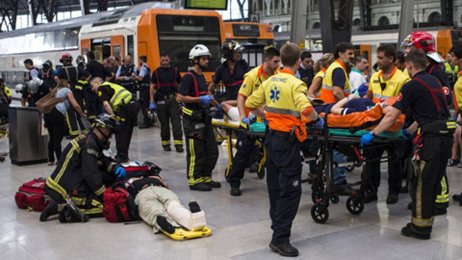 Telediario 1: Medio centenar de heridos, 5 graves, en un accidente de tren de Cercanías en Barcelona | RTVE Play