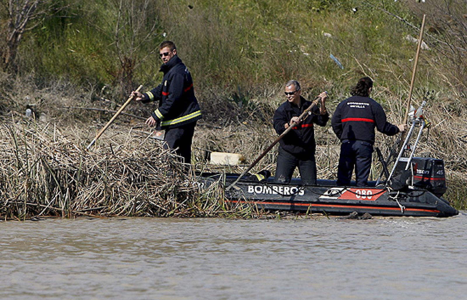 La policía traslada a Miguel a su domicilio para reconstruir el asesinato de Marta.