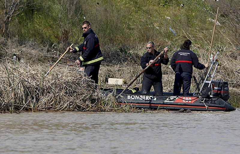 La policía traslada a Miguel a su domicilio para reconstruir el asesinato de Marta.