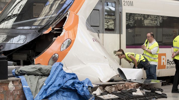 Telediario 1 - Un accidente de un tren de Cercanías en Barcelona deja medio centenar de heridos