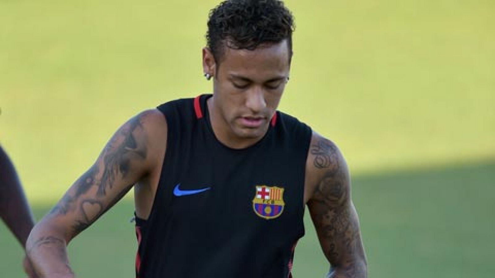 Tenso entrenamiento del Barcelona, en el que Neymar, cuyo futuro en el club azulgrana sigue en el aire, se ha enzarzado con su nuevo compañero Semedo.