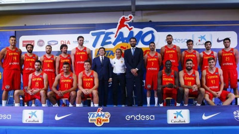 La seleccin espaola de baloncesto se ha presentado en sociedad antes de comenzar la 'Ruta ', los amistosos con los que preparar el prximo Eurobasket de septiembre.