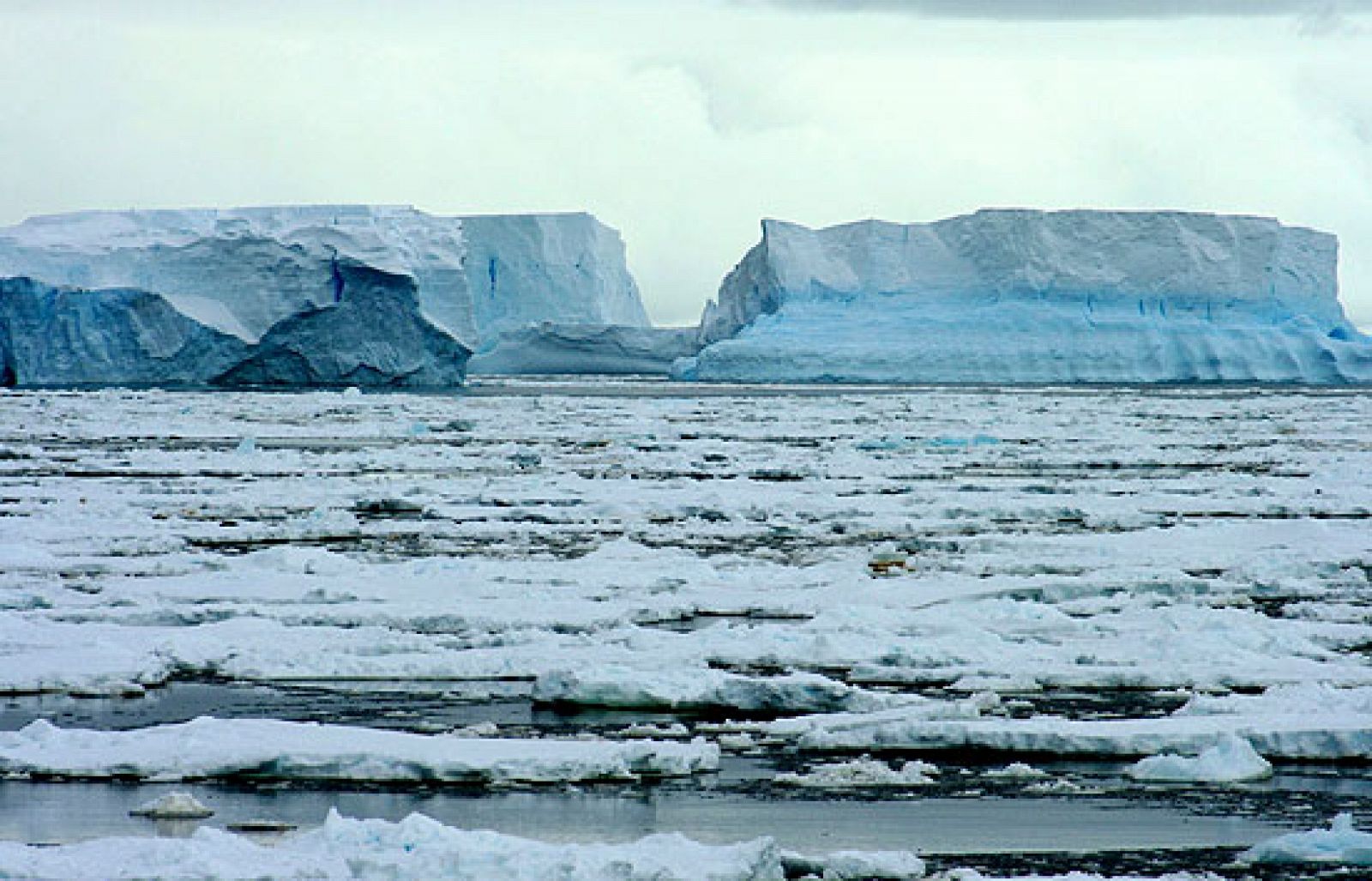 Imágenes del Hespérides de la zona en la que se ha producido un desprendimiento de un bloque de hielo de 14.000 kilómetros cuadrados.