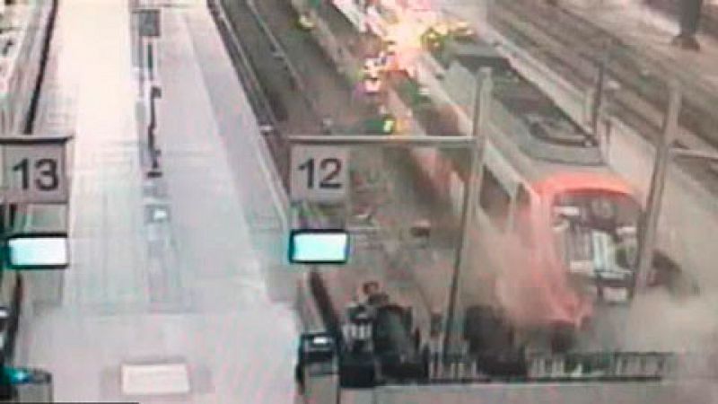 Una cámara graba el violento choque del tren en la estación de Barcelona que dejó decenas de heridos