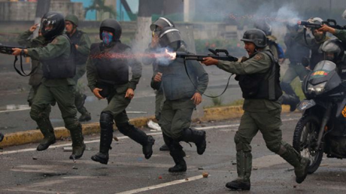 La oposición venezolana desafía a Maduro mientras sigue la represión en la calle