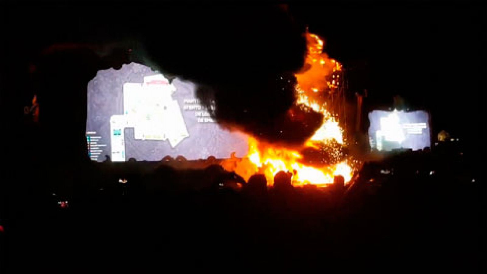 Telediario 1: Espectacular incendio en un Festival de música electrónica  | RTVE Play