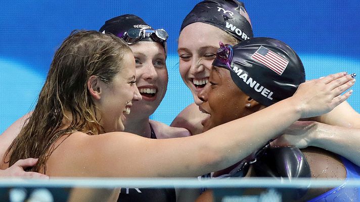  - El relevo femenino estadounidense bate el récord del mundo de 4x100