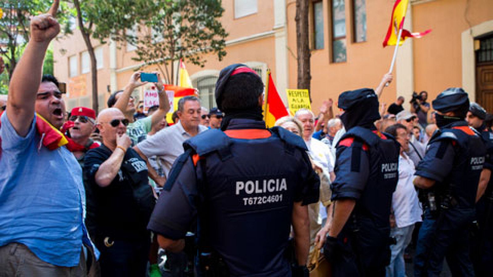 Telediario 1: Un grupo de independentistas protestan por los interrogatorios sobre los preparativos del referéndum | RTVE Play