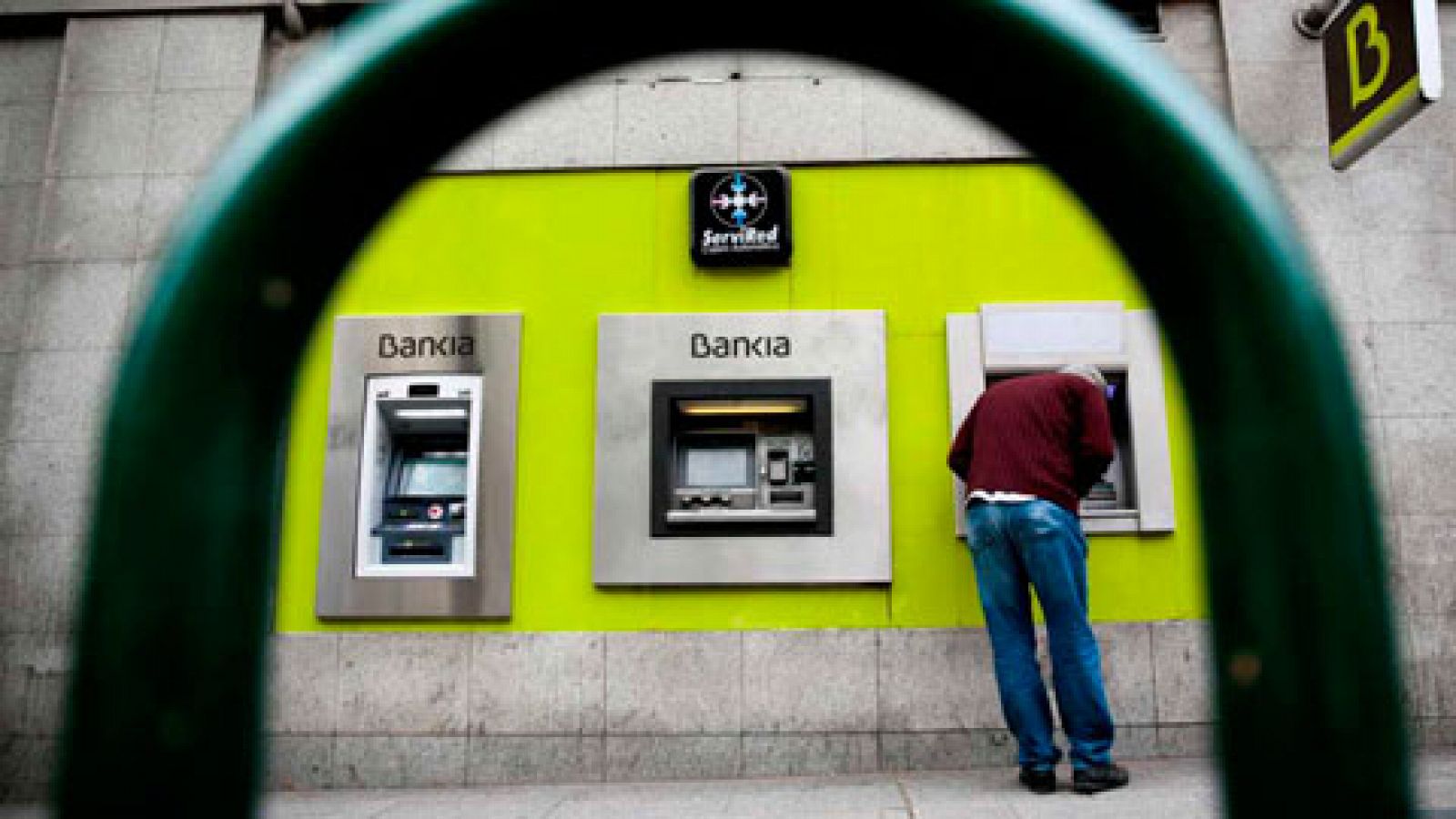 Telediario 1: Dos hombres armados atracan una sucursal bancaria mediante la técnica del butrón | RTVE Play