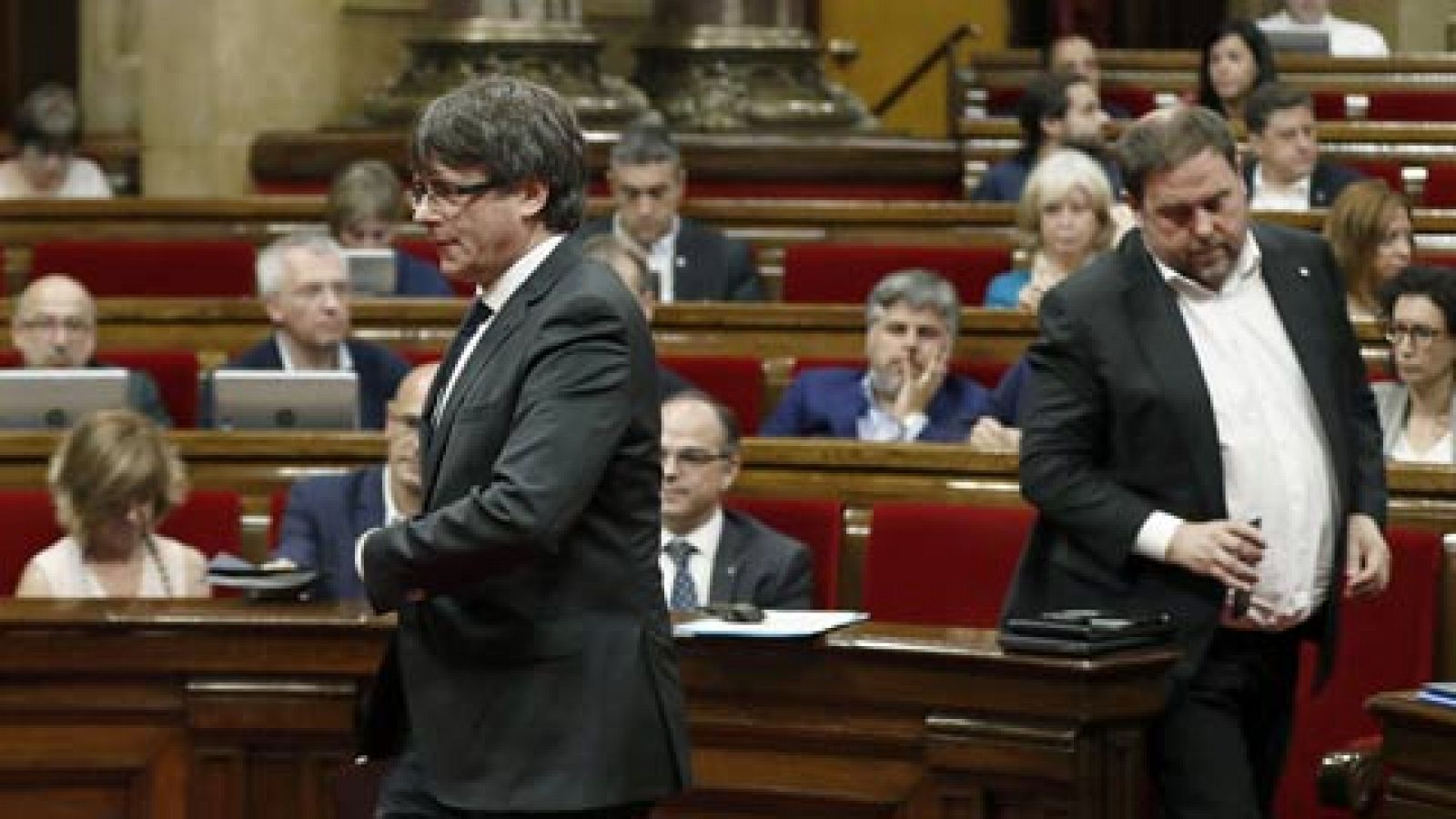 El Constitucional prohíbe al Parlament la tramitación exprés del referéndum y avisa de responsabilidades penales