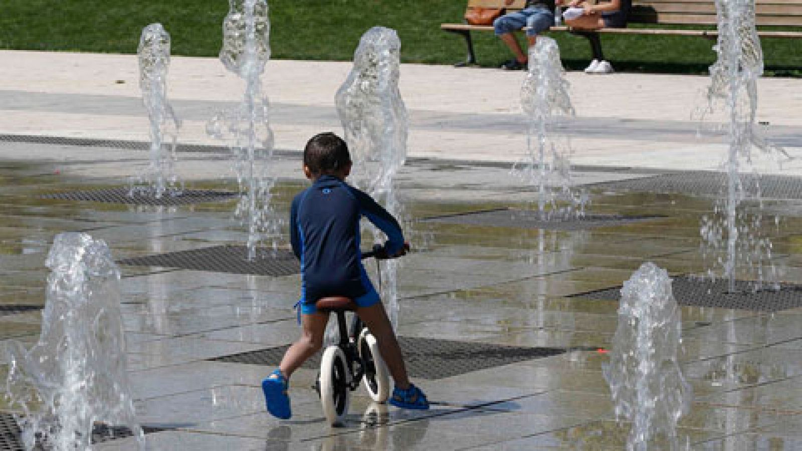 Un total de 10 provincias estarán en riesgo por  fuertes lluvias en el nordeste y otras 7 por el calor